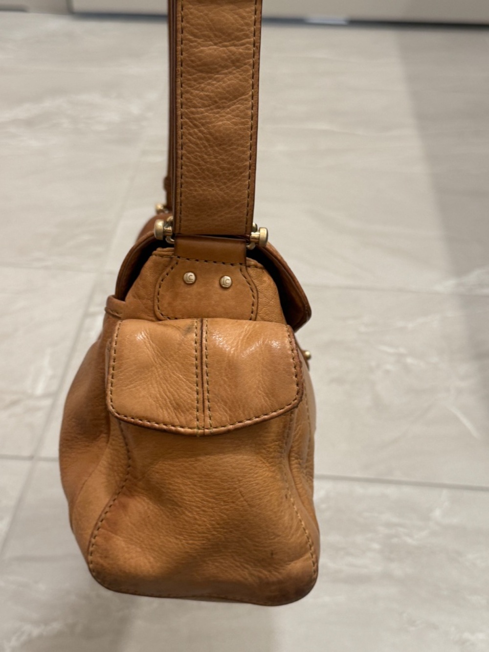 Classic Women's Leather Shoulder Bag in Tan - Picture 10 of 16